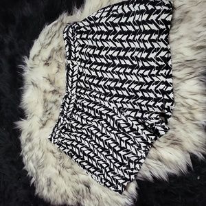 LOFT WOMENS BLACK AND WHITE AHORTS SIZE 8.  3.5 INSEAM